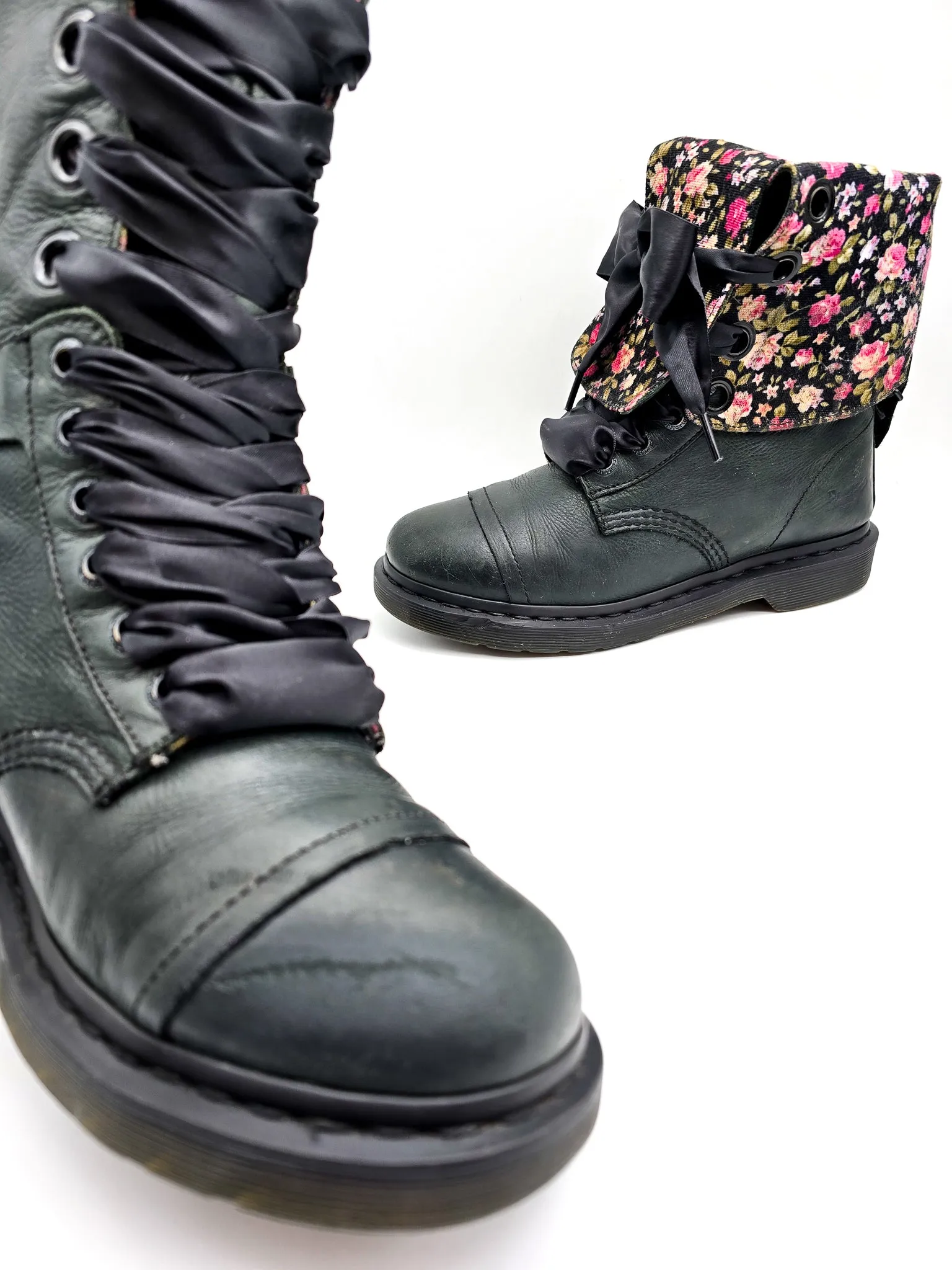 DR. MARTENS TRIUMPH BLACK MIRAGE FLORAL UK 6 - Pre-Loved