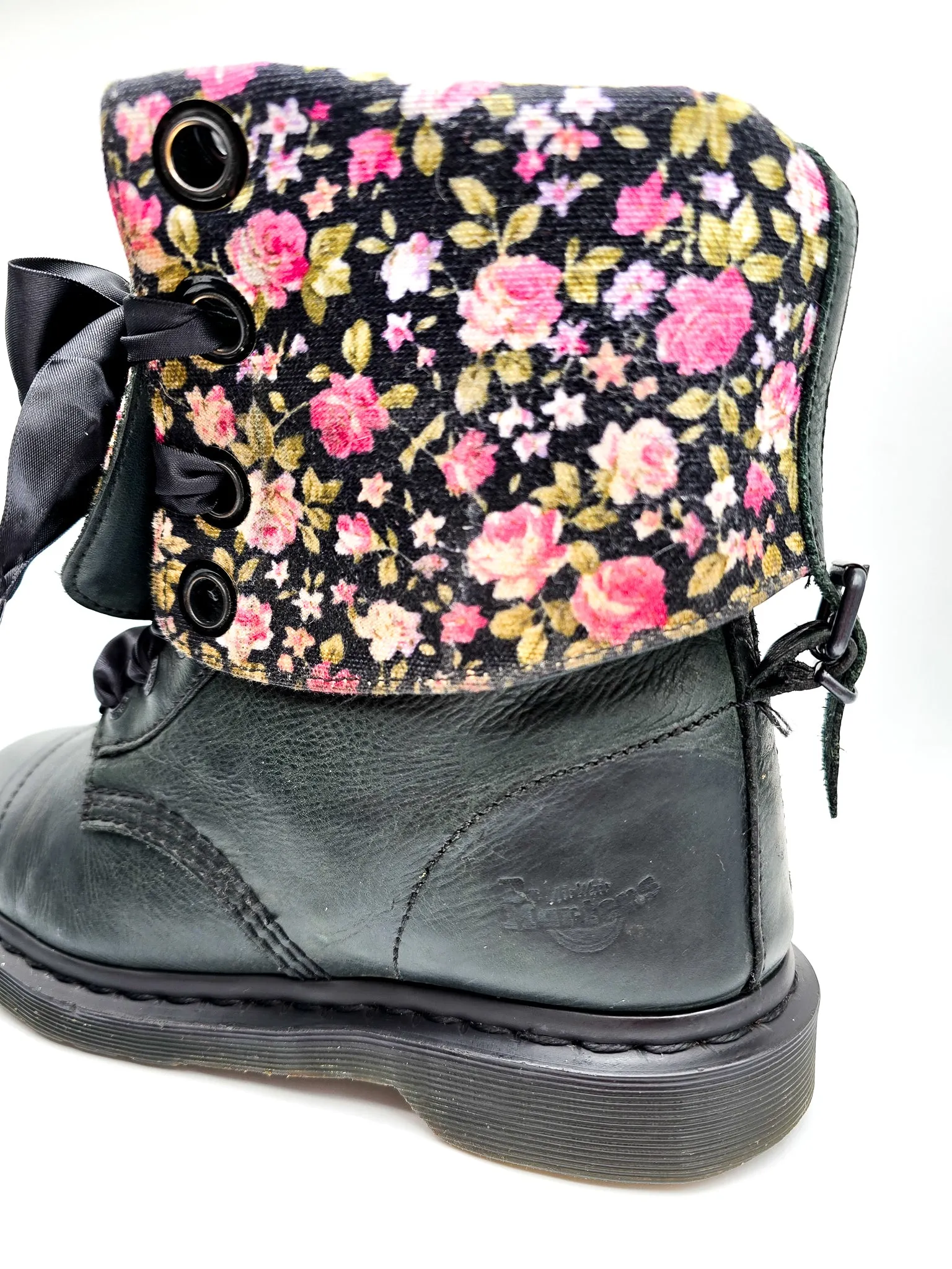 DR. MARTENS TRIUMPH BLACK MIRAGE FLORAL UK 6 - Pre-Loved