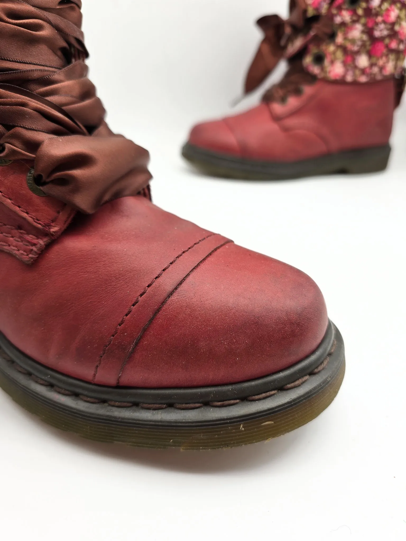 DR. MARTENS TRIUMPH CHERRY MIRAGE FLORAL UK 6 - Pre-Loved