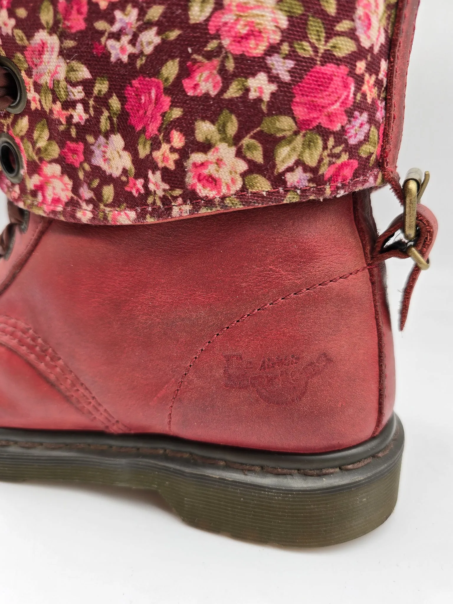 DR. MARTENS TRIUMPH CHERRY MIRAGE FLORAL UK 6 - Pre-Loved