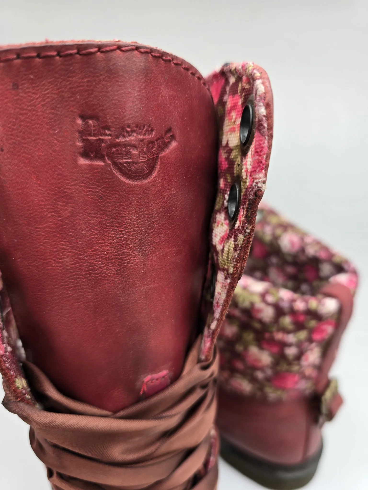 DR. MARTENS TRIUMPH CHERRY MIRAGE FLORAL UK 6 - Pre-Loved