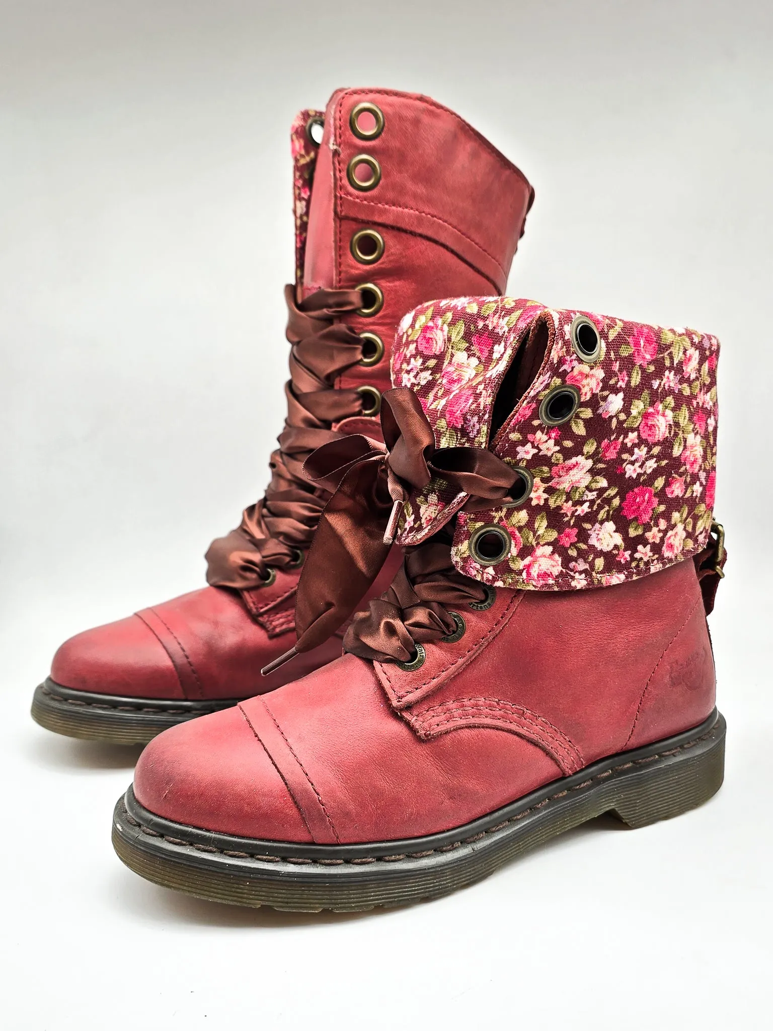 DR. MARTENS TRIUMPH CHERRY MIRAGE FLORAL UK 6 - Pre-Loved